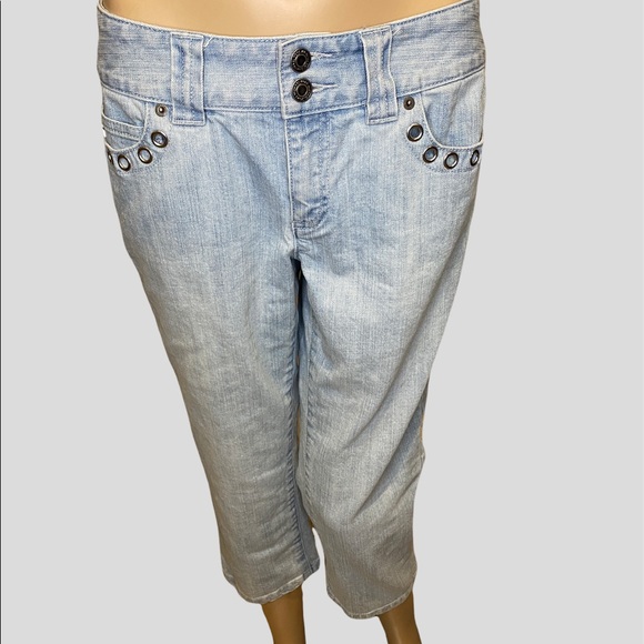Michael Kors Decorative Rivets Capri Cropped Very Light Wash Jeans Size 6 VGC - Picture 2 of 7